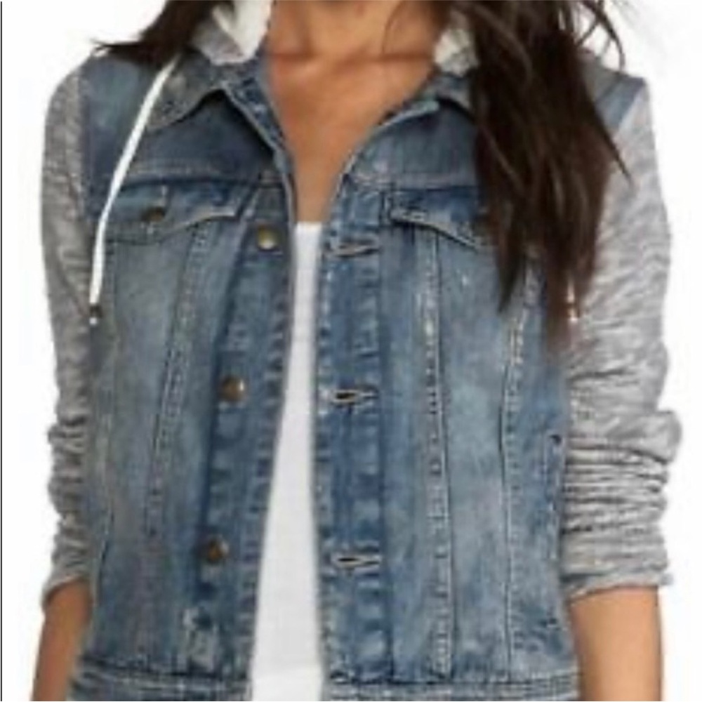 Free people denim distressed jacket Small, So Cute! Jean cozy grey cloth sleeves